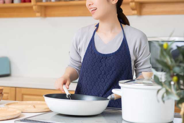 料理をする女性
