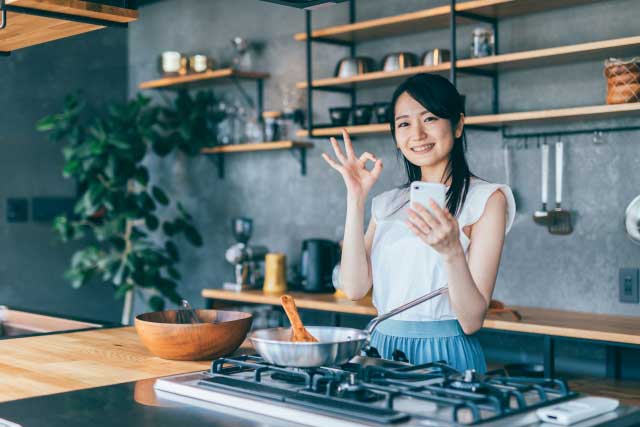 料理をする女性