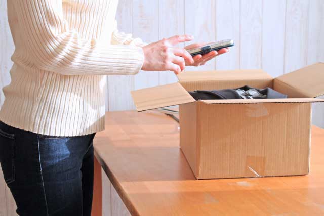 不用品をメルカリで販売する様子